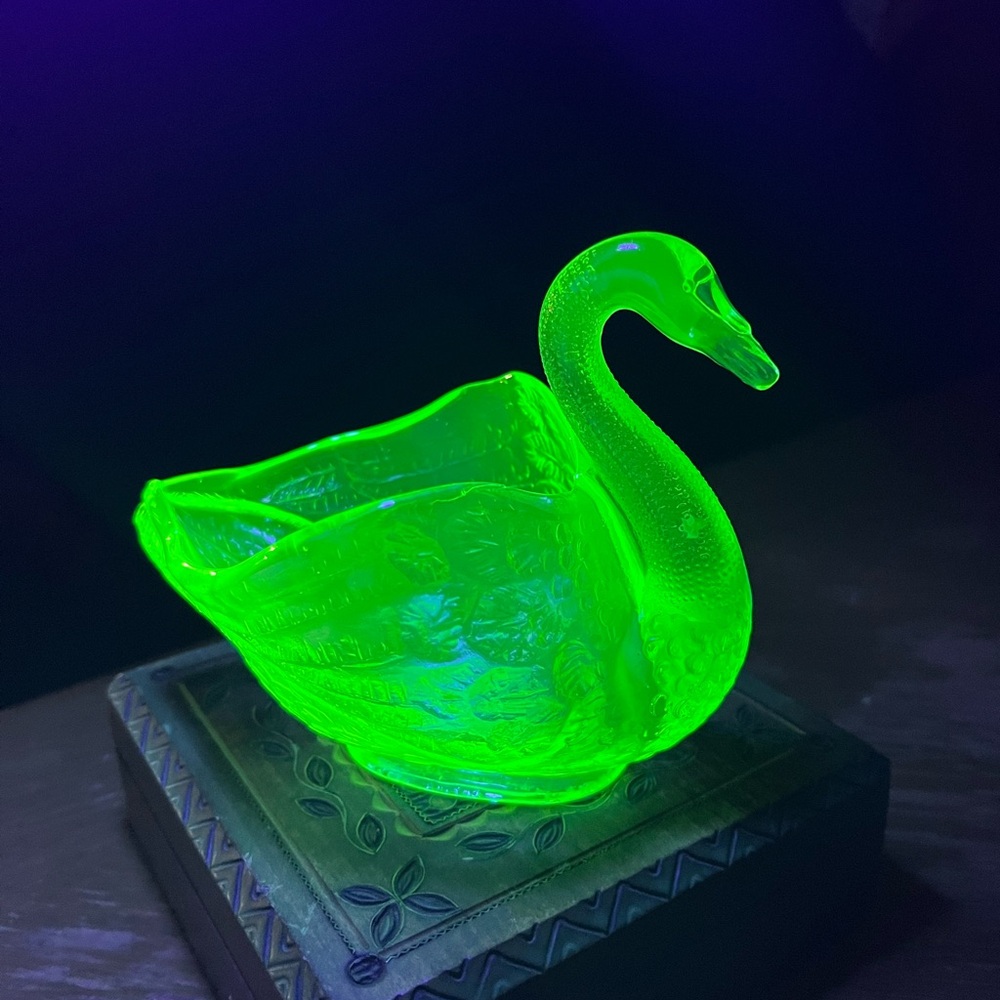 Small Uranium Glass Swan